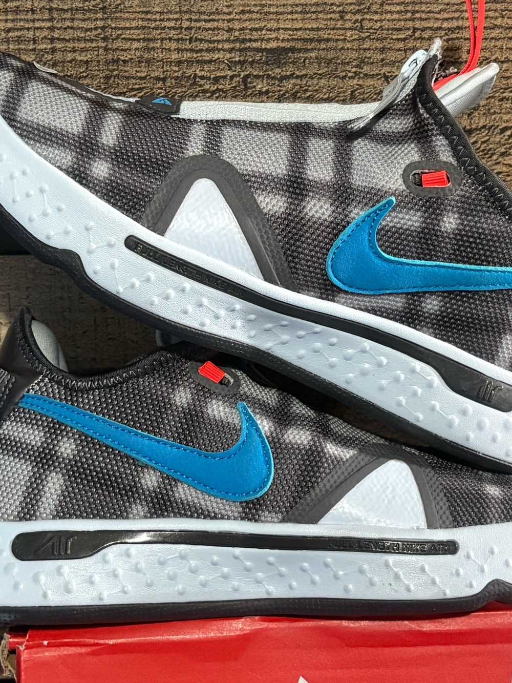 Nike Men’s Air Strobel Black and Blue plaid Swoosh Running Sneakers youth 7